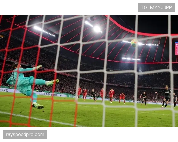 观点：拜仁最后时刻点球判罚引发争议，主裁观看VAR长达三分钟